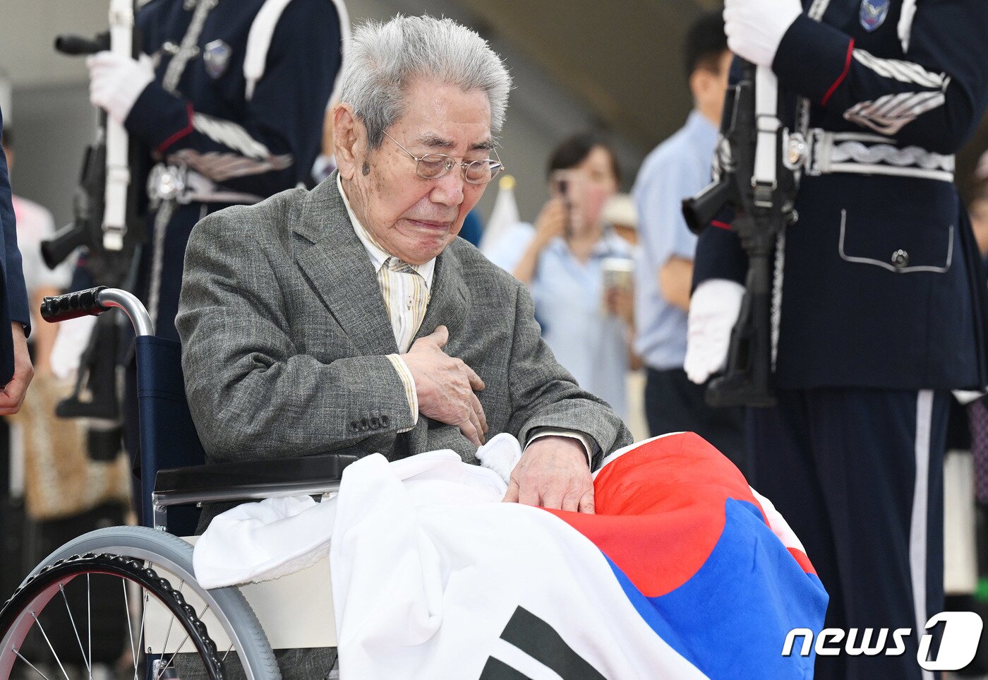 본문 이미지 - 마지막 재일독립유공자 오성규 애국지사가 13일 서울 강서구 김포공항에서 열린 환국 환영행사에서 박민식 국가보훈부 장관과 국민의례를 하고 있다. 오 지사는 일제강점기 중국 만주 봉천 소재 동광중학을 중심으로 항일운동을 했고, 일제에 조직망이 노출되자 만주를 탈출해 중국 안후이성의 한국광복군 제3지대에 입대해 독립운동을 펼쳤다. (공동취재) 2023.8.13/뉴스1 ⓒ News1 김도우 기자