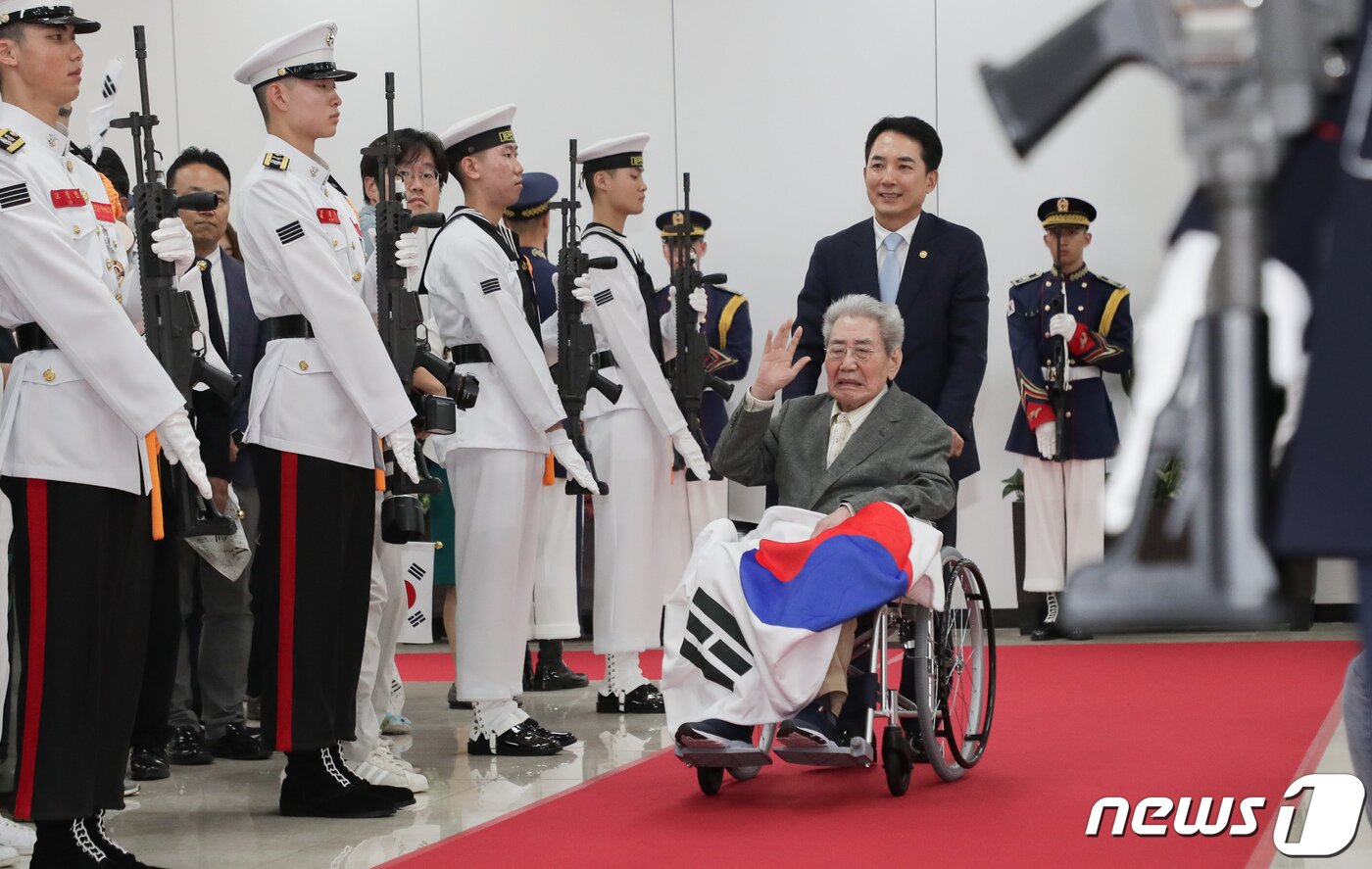 본문 이미지 - 마지막 재일독립유공자 오성규 애국지사가 13일 서울 강서구 김포공항을 통해 입국하고 있다. 오 지사는 일제강점기 중국 만주 봉천 소재 동광중학을 중심으로 항일운동을 했고, 일제에 조직망이 노출되자 만주를 탈출해 중국 안후이성의 한국광복군 제3지대에 입대해 독립운동을 펼쳤다. (공동취재) 2023.8.13/뉴스1 ⓒ News1 김도우 기자