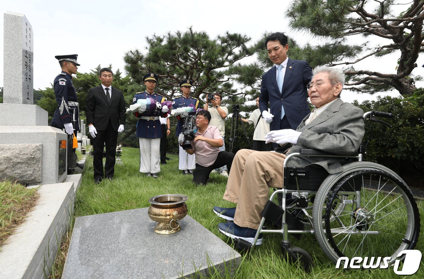 본문 이미지 - 유일한 생존 독립유공자인 광복군 출신 오성규 애국지사가 13일 서울 동작구 국립서울현충원에서 광복군 제3지대장 김학규 장군 묘역에 환국 신고와 참배를 하기 위해 박민식 국가보훈부 장관과 함께 들어서고 있다. 환국 신고는 오 지사가 "광복군 제3지대 대원으로 활동했으니 제3지대장인 김학규 장군 묘역에서 환국 신고를 하고 싶다＂고 밝히면서 이뤄졌다. 2023.8.13/뉴스1 ⓒ News1 김민지 기자