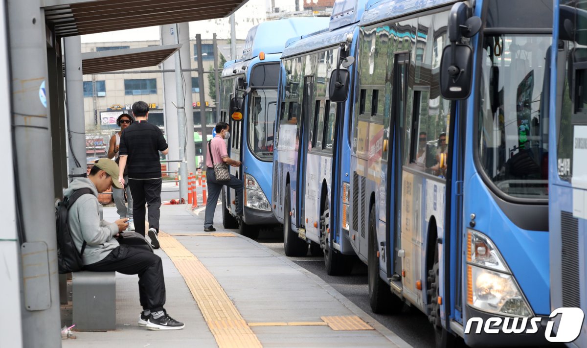 8년 만에 서울 시내버스 기본요금이 300원 오른 지난해 8월 서울역 버스환승센터에서 시민들이 시내버스를 이용하고 있다. 2023.8.13/뉴스1 © News1 김성진 기자