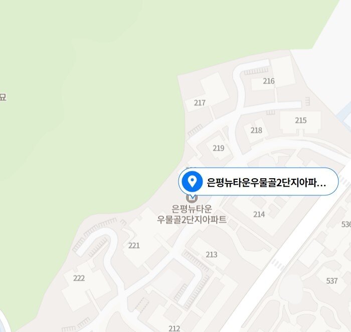 본문 이미지 - 지난 6월 전용 167㎡ 매매가격이 20억원을 기록한 우물골2단지 네이버 지도 위치. 녹지와 바로 인접한 조망권을 갖췄다.