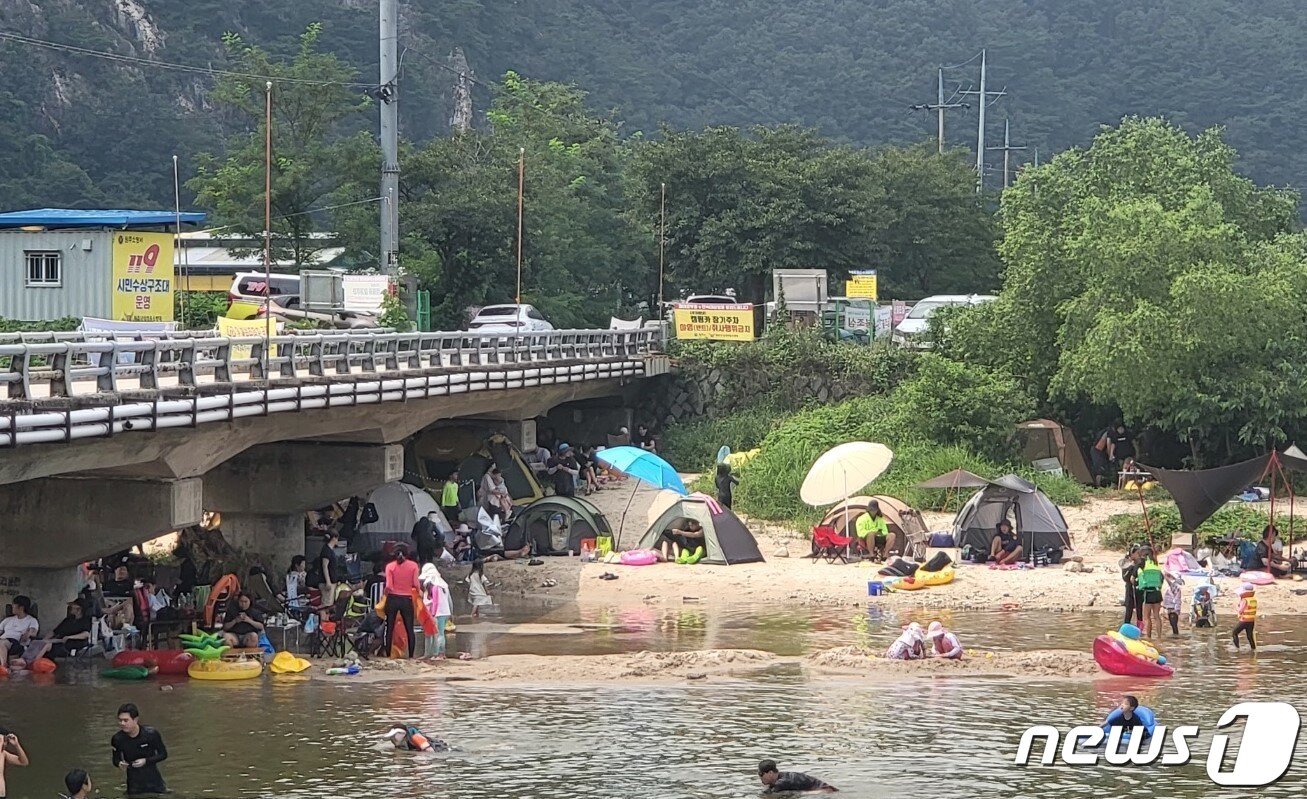 본문 이미지 - 13일 강원 원주시 칠봉유원지 인근 일리천 주변에서 관광객들이 여름 막바지 피서를 즐기고 있다. 2023.8.13/뉴스1 ⓒ News1 신관호 기자