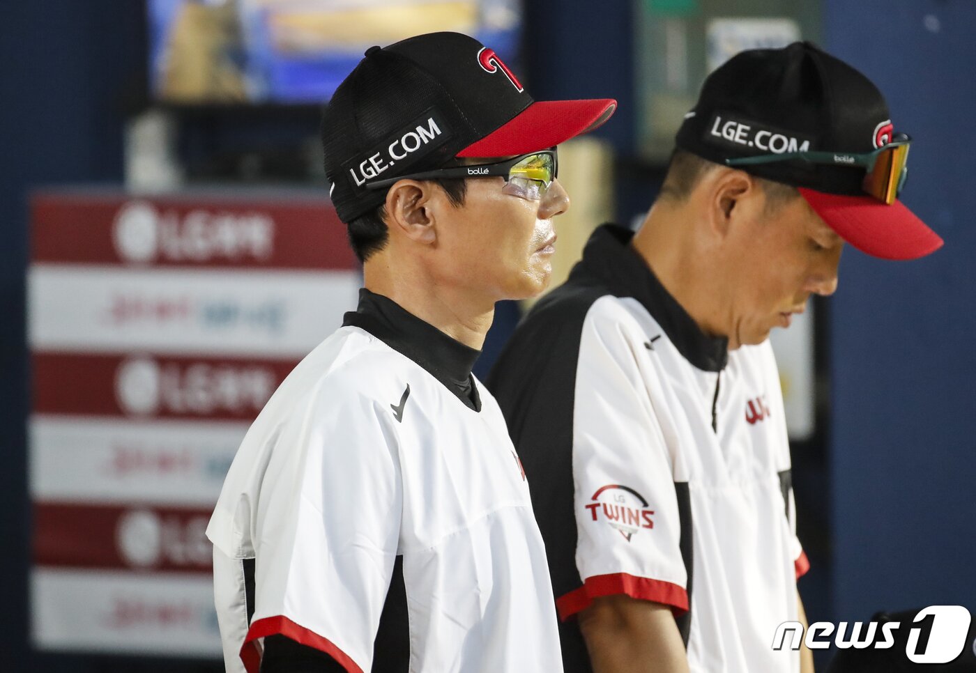 본문 이미지 - 13일 오후 서울 송파구 잠실야구장에서 열린 프로야구 '2023 신한은행 SOL KBO 리그' LG 트윈스와 키움 히어로즈의 경기, LG 염경엽 감독이 경기를 지켜보고 있다. 2023.8.13/뉴스1 ⓒ News1 김도우 기자