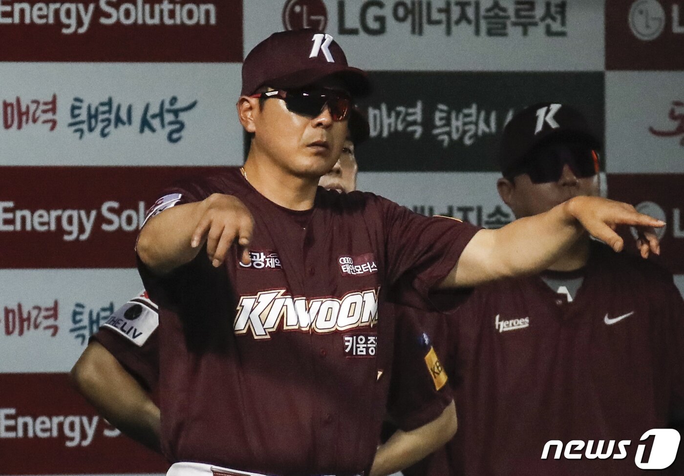 본문 이미지 - 홍원기 키움 감독이 19일 두산과의 경기에 앞서 베테랑 이용규를 칭찬했다.ⓒ News1 김도우 기자