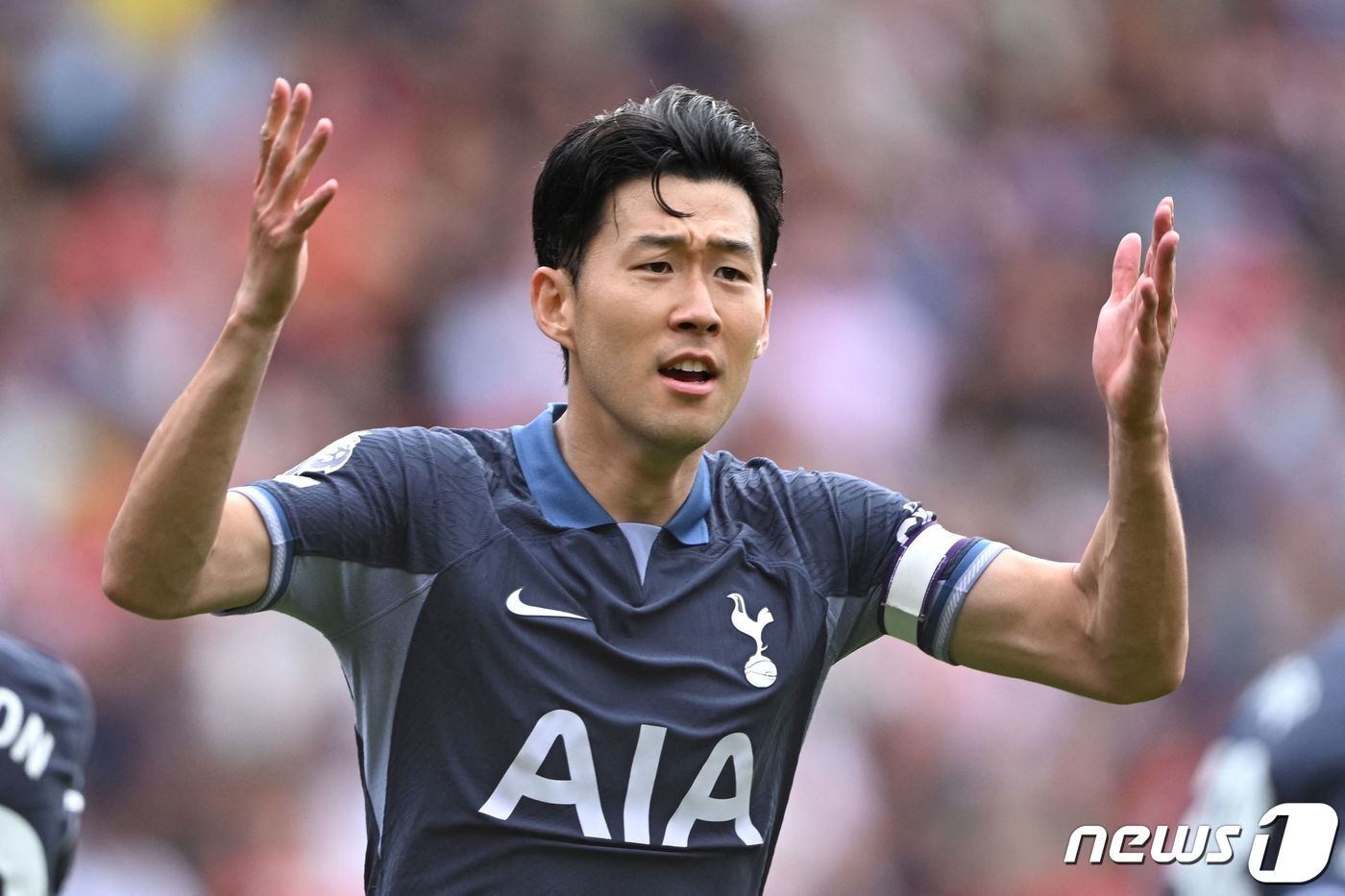 본문 이미지 - 토트넘 홋스퍼의 캡틴 손흥민이 13일(현지시각) 영국 런던 브렌트퍼드의 지테크 커뮤니티 스타디움에서 열린 EPL 브렌트퍼드와 개막전서 크리스티안 로메로의 선제 골에 기뻐하고 있다. 2023.8.14 ⓒ AFP=뉴스1 ⓒ News1 우동명 기자