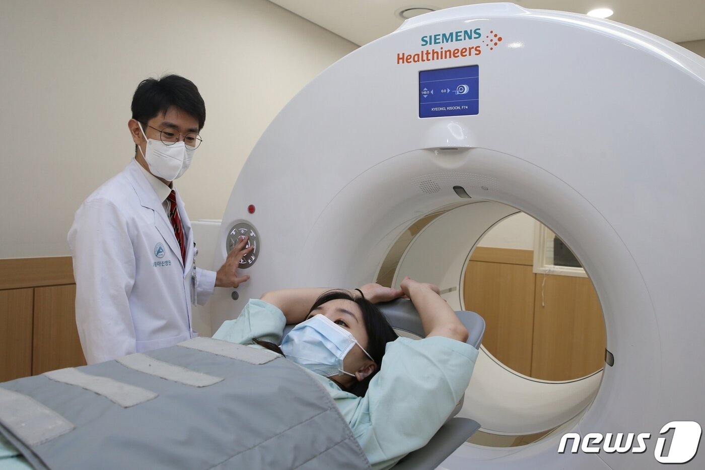 본문 이미지 - 한상원 서울아산병원 핵의학과 교수가 유방암 전이가 의심되는 환자에게 18F-FES PET 검사를 시행하고 있다(서울아산병원 제공)