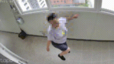 본문 이미지 - 층간소음 민원을 제기한 임대아파트 입주민이 현관문을 걷어차는 모습. (보배드림 갈무리)