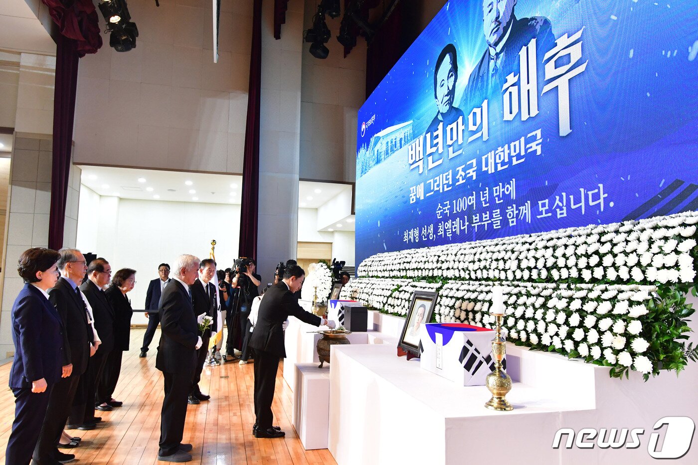 본문 이미지 - 박민식 국가보훈부 장관이 14일 서울 동작구 국립서울현충원 현충관에서 열린 최재형 선생과 부인인 최 엘레나 페트로브나 여사의 합장식에서 헌화 후 분향하고 있다. (공동취재) 2023.8.14/뉴스1 ⓒ News1 민경석 기자