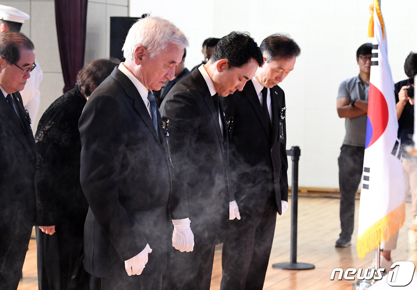 본문 이미지 - 독립운동가 최재형 선생의 손자 최파벨 씨와 박민식 국가보훈부 장관 등이 14일 서울 동작구 국립서울현충원 현충관에서 열린 최재형 선생과 부인 최 엘레나 페트로브나 여사의 합장식에서 헌화 후 묵념하고 있다. (공동취재) 2023.8.14/뉴스1 ⓒ News1 민경석 기자