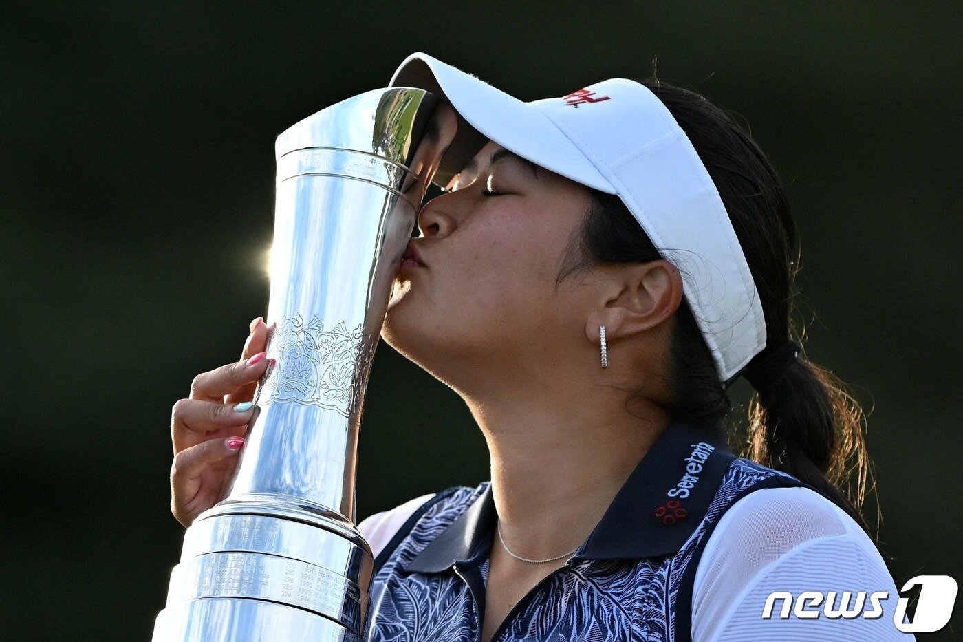 본문 이미지 - 미국 ‘보트 피플의 딸’ 릴리아 부가 13일(현지시각) 영국 서리의 월턴히스 골프클럽에서 열린 LPGA 투어 AIG 여자오픈서 올 메이저 대회 2번째 우승 트로피에 입을 맞추고 있다. 2023.8.14 ⓒ AFP=뉴스1 ⓒ News1 우동명 기자