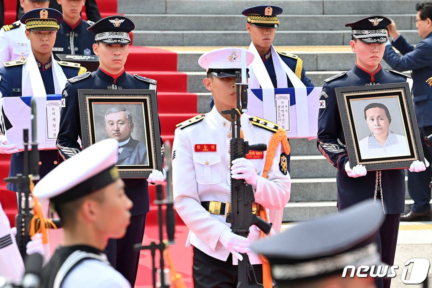 본문 이미지 - 14일 오전 서울 동작구 국립서울현충원에서 열린 독립운동가 최재형 선생 부부 봉송식에서 국방부 의장대가 최재형 선생과 부인 최 엘레나 여사의 영현을 봉송하고 있다. (공동취재) 2023.8.14/뉴스1 ⓒ News1 민경석 기자