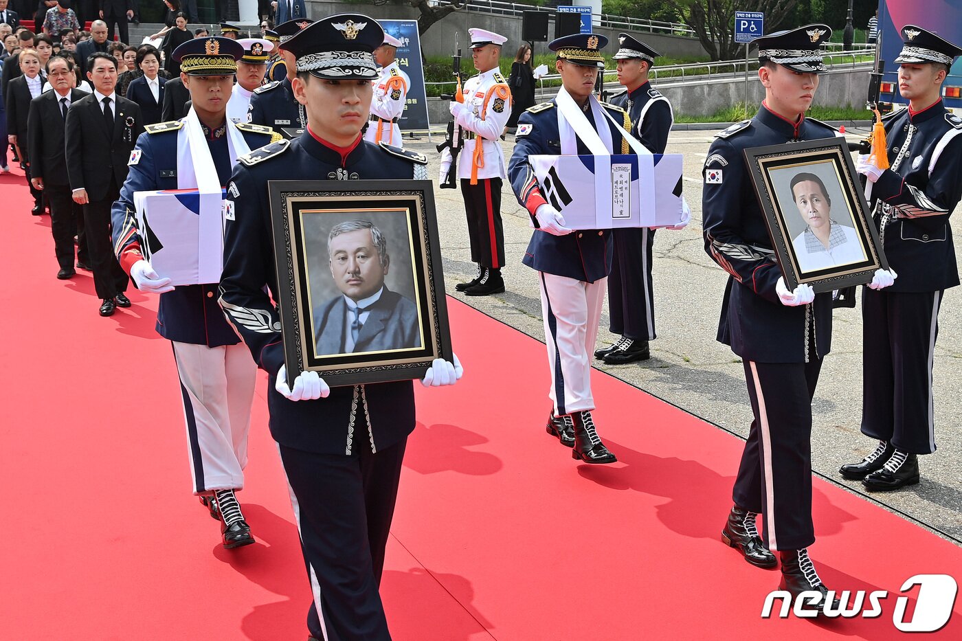 본문 이미지 - 14일 오전 서울 동작구 국립서울현충원에서 열린 독립운동가 최재형 선생 부부 봉송식에서 국방부 의장대가 최재형 선생과 부인 최 엘레나 여사의 영현을 봉송하고 있다. (공동취재) 2023.8.14/뉴스1 ⓒ News1 민경석 기자