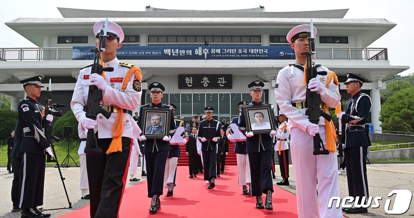 본문 이미지 - 14일 오전 서울 동작구 국립서울현충원에서 열린 독립운동가 최재형 선생 부부 봉송식에서 국방부 의장대가 최재형 선생과 부인 최 엘레나 여사의 영현을 봉송하고 있다. (공동취재) 2023.8.14/뉴스1 ⓒ News1 민경석 기자