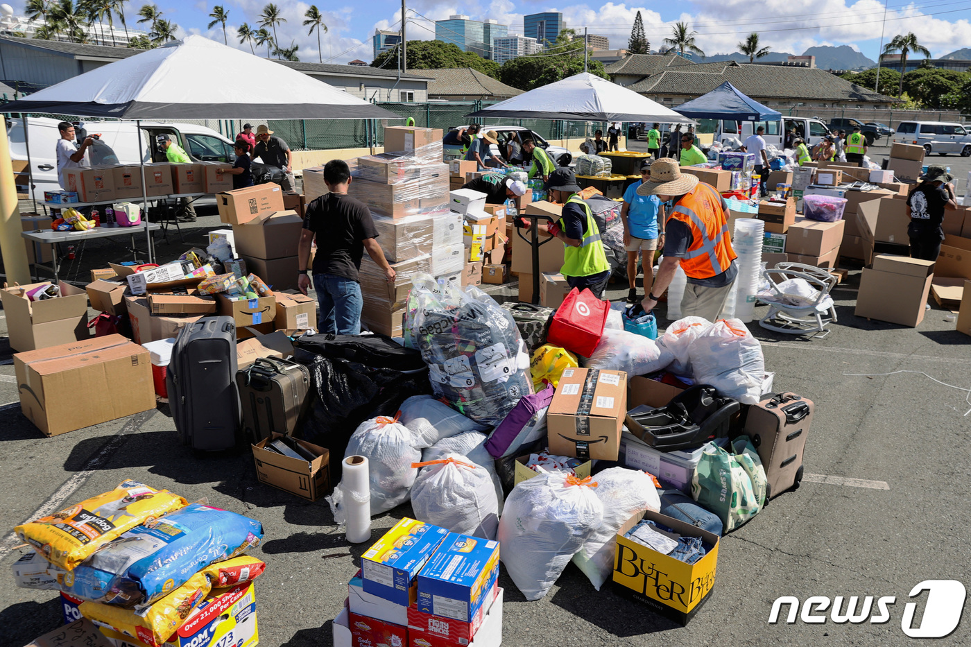 (호놀룰루 로이터=뉴스1) 우동명 기자 = 12일(현지시각) 하와이 호놀룰루에서 대형 산불이 휩쓸고 간 마우이 섬의 이재민에게 전달한 기부 물품이 쌓여 있다. 2023.8.14ⓒ …