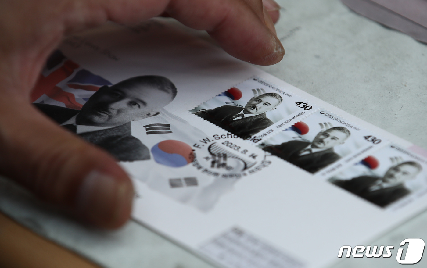 (서울=뉴스1) 김민지 기자 = 제78주년 광복절을 맞아 '대한독립에 헌신한 외국인'을 주제로 한 기념우표가 발행된 14일 서울 중구 서울중앙우체국에서 한 시민이 우편에 우표를 찍 …