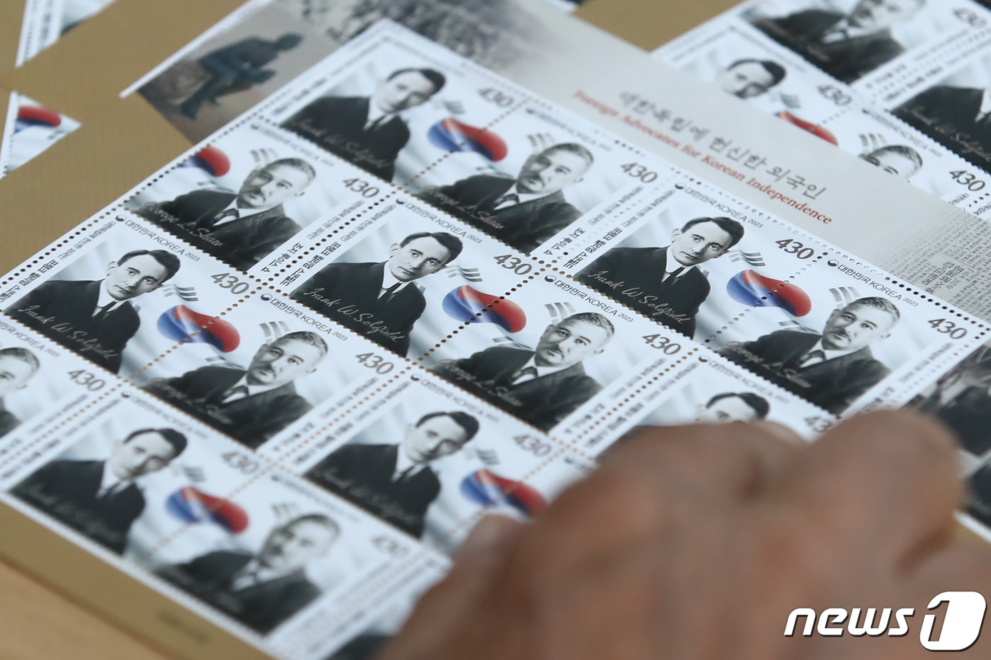 (서울=뉴스1) 김민지 기자 = 제78주년 광복절을 맞아 '대한독립에 헌신한 외국인'을 주제로 한 기념우표가 발행된 14일 서울 중구 서울중앙우체국에서 시민이 구매한 기념우표를 보 …