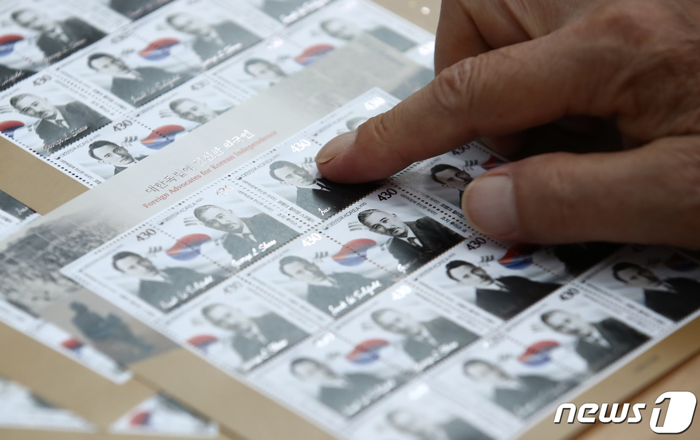 (서울=뉴스1) 김민지 기자 = 제78주년 광복절을 맞아 '대한독립에 헌신한 외국인'을 주제로 한 기념우표가 발행된 14일 서울 중구 서울중앙우체국에서 시민이 구매한 기념우표를 보 …