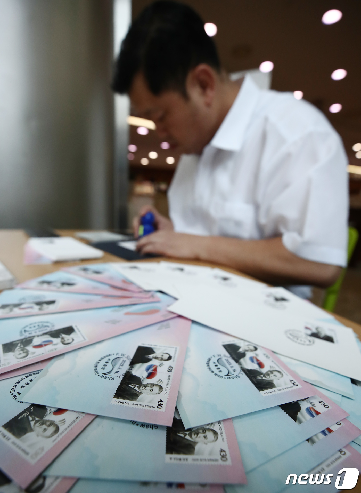 (서울=뉴스1) 김민지 기자 = 제78주년 광복절을 맞아 '대한독립에 헌신한 외국인'을 주제로 한 기념우표가 발행된 14일 서울 중구 서울중앙우체국에서 우표를 사랑하는 사람들 회원 …