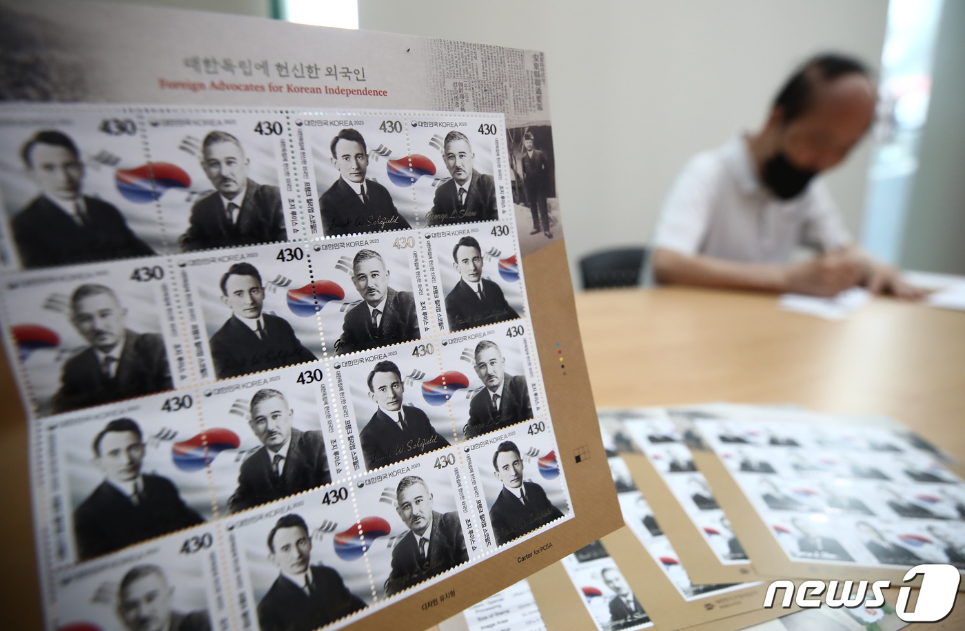 (서울=뉴스1) 김민지 기자 = 제78주년 광복절을 맞아 '대한독립에 헌신한 외국인'을 주제로 한 기념우표가 발행된 14일 서울 중구 서울중앙우체국에서 한 시민이 우편을 작성하고 …