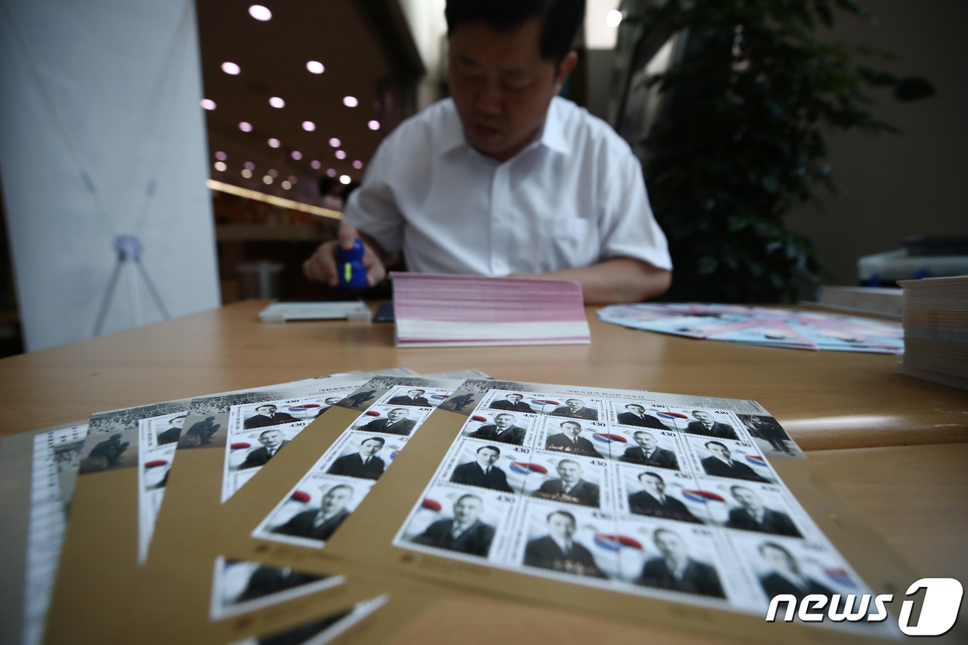 (서울=뉴스1) 김민지 기자 = 제78주년 광복절을 맞아 '대한독립에 헌신한 외국인'을 주제로 한 기념우표가 발행된 14일 서울 중구 서울중앙우체국에서 우표를 사랑하는 사람들 회원 …