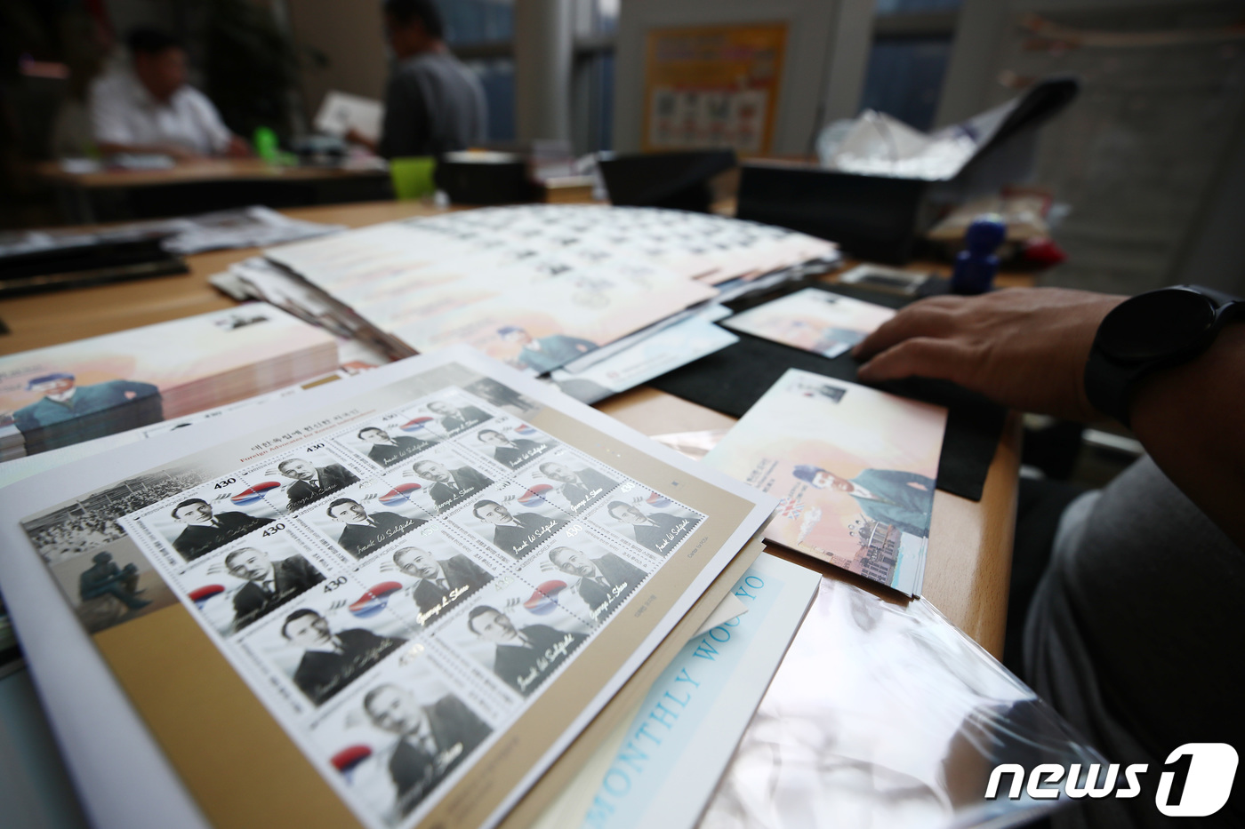 (서울=뉴스1) 김민지 기자 = 제78주년 광복절을 맞아 '대한독립에 헌신한 외국인'을 주제로 한 기념우표가 발행된 14일 서울 중구 서울중앙우체국에서 우표를 사랑하는 사람들 회원 …