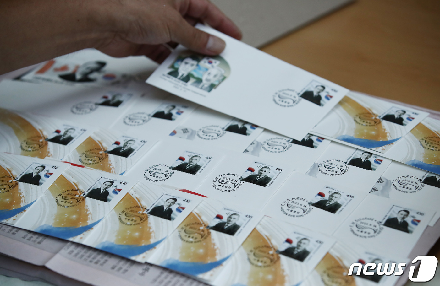 (서울=뉴스1) 김민지 기자 = 제78주년 광복절을 맞아 '대한독립에 헌신한 외국인'을 주제로 한 기념우표가 발행된 14일 서울 중구 서울중앙우체국에서 우표를 사랑하는 사람들 회원 …