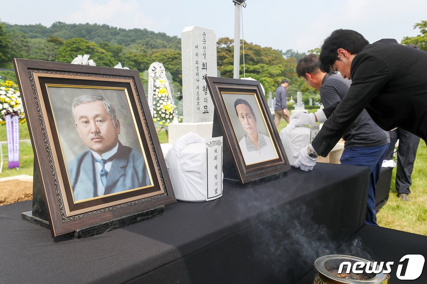 본문 이미지 - 제78주년 8·15 광복절을 하루 앞둔 14일 오전 서울 동작구 국립서울현충원 애국지사 묘역에서 열린 독립운동가 최재형 선생과 배우자 최 엘레나 페트로브나 여사의 합동 안장식에서 최 선생 부부의 영현이 모셔지고 있다. 2023.8.14/뉴스1 ⓒ News1 민경석 기자