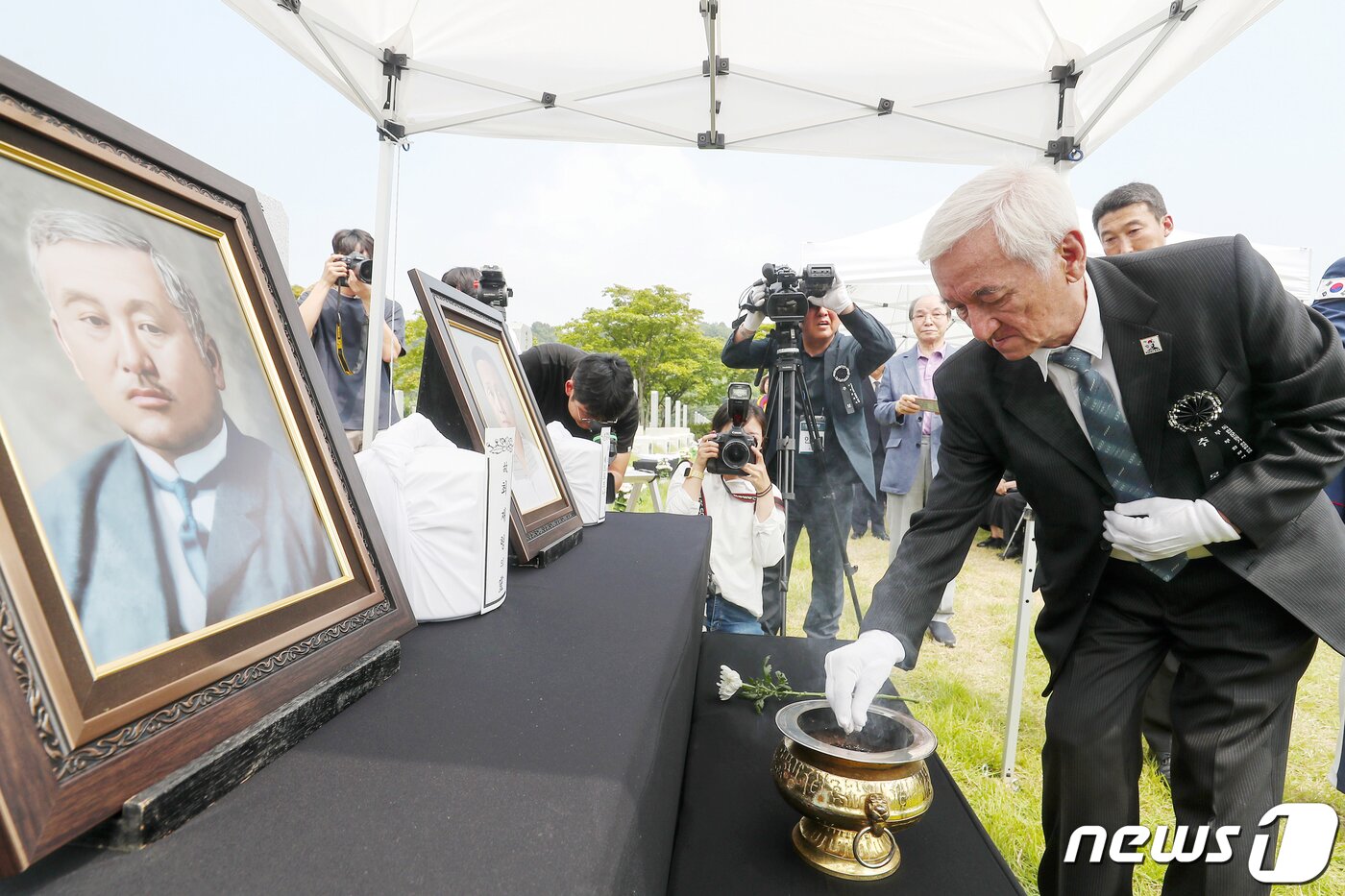 본문 이미지 - 제78주년 8·15 광복절을 하루 앞둔 14일 오전 서울 동작구 국립서울현충원 애국지사 묘역에서 열린 독립운동가 최재형 선생과 배우자 최 엘레나 페트로브나 여사의 합동 안장식에서 최 선생의 손자 최파벨 씨가 분향하고 있다.  2023.8.14/뉴스1 ⓒ News1 민경석 기자