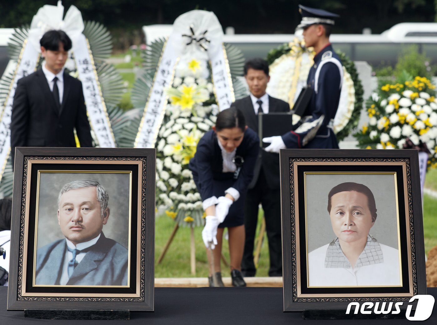 본문 이미지 - 제78주년 8·15 광복절을 하루 앞둔 14일 오전 서울 동작구 국립서울현충원 애국지사 묘역에서 열린 독립운동가 최재형 선생과 배우자 최 엘레나 페트로브나 여사의 합동 안장식에서 최 선생 부부의 유족들이 허토하고 있다.(공동취재) 2023.8.14/뉴스1 ⓒ News1 민경석 기자