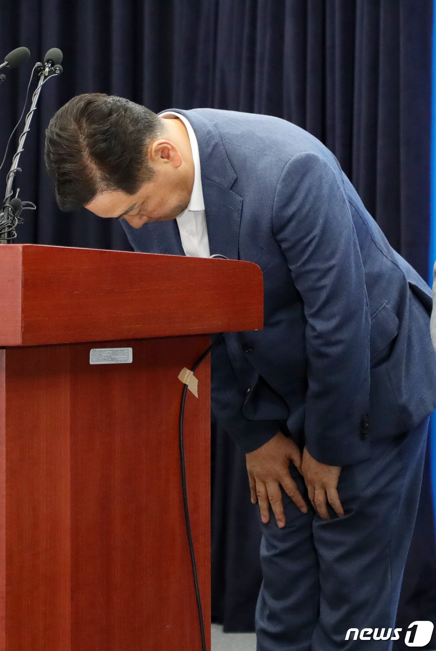 본문 이미지 - 김관영 전북도지사가 14일 전북 전주시 전북도청 브리핑룸에서 가진 새만금 세계스카우트잼버리 파행 관련 기자회견에 앞서 고개 숙여 사과하고 있다. 2023.8.14/뉴스1 ⓒ News1 유경석 기자