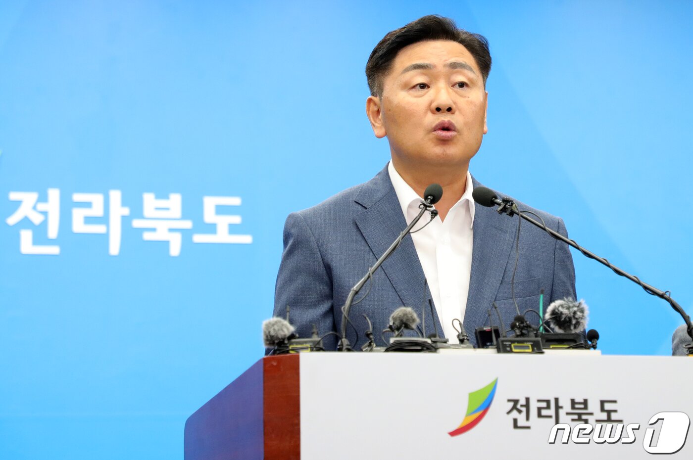 본문 이미지 - 김관영 전북도지사가 14일 전북 전주시 전북도청 브리핑룸에서 새만금 세계스카우트잼버리 파행과 관련한 기자회견을 하고 있다. 2023.8.14/뉴스1 ⓒ News1 유경석 기자