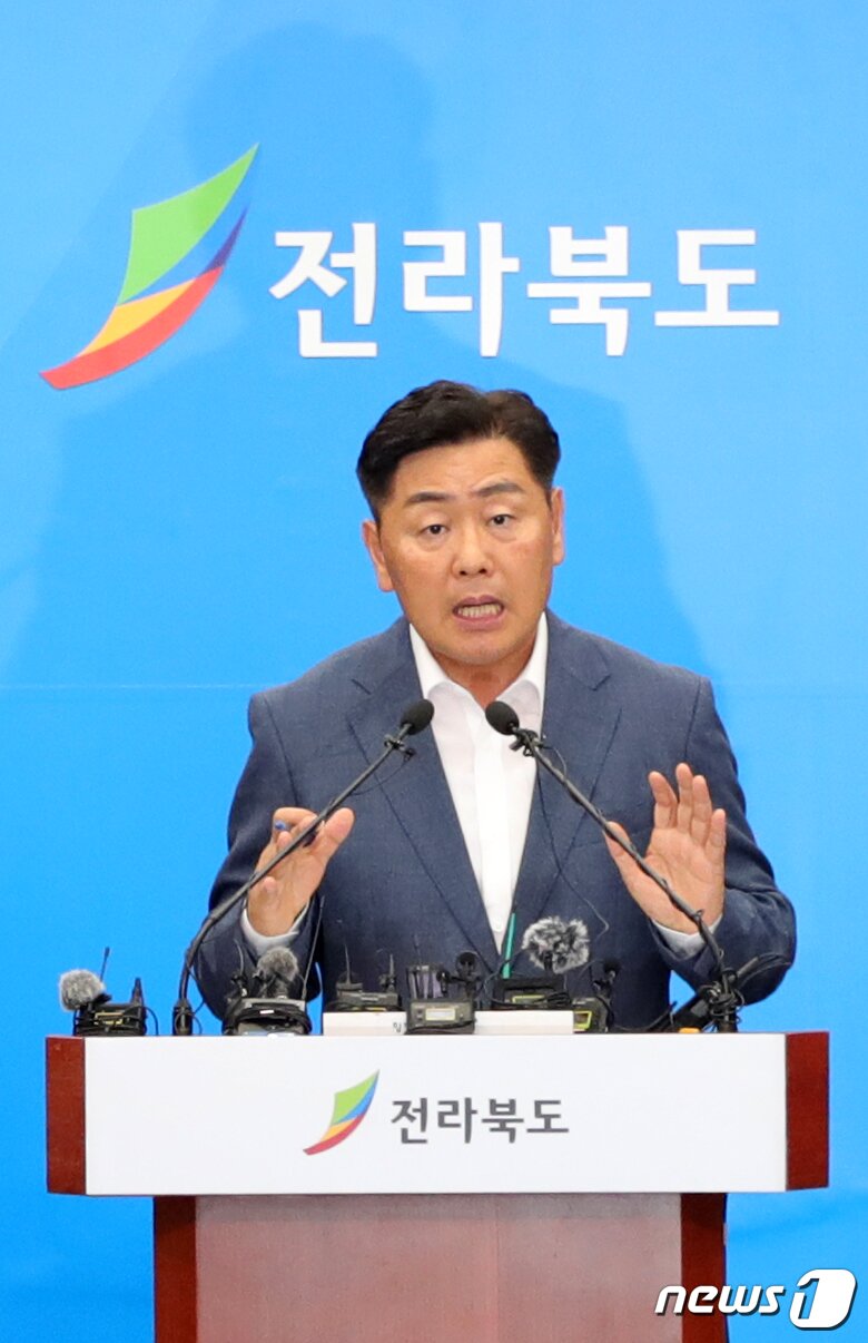 본문 이미지 - 김관영 전북도지사가 14일 전북 전주시 전북도청 브리핑룸에서 새만금 세계스카우트잼버리 파행과 관련한 기자회견을 하고 있다. 2023.8.14/뉴스1 ⓒ News1 유경석 기자