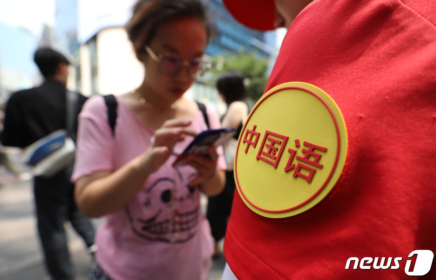 본문 이미지 - 서울 중구 명동거리에서 중국인 여행객이 길 안내를 받고 있다.ⓒ News1 