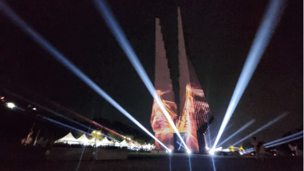 독립기념관 겨레의 탑이 미디어파사드로 새옷을 입었다. ⓒ 뉴스1 이시우 기자