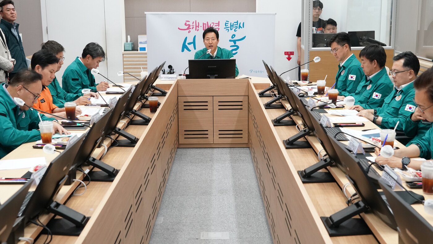 본문 이미지 - 오세훈 시장이 지난 8일 제6호 태풍 '카눈(KAHNUN)' 대비 재난안전대책본부 대책회의에서 피해 예방에 총력을 다 해 줄 것을 당부하고 있다(서울시 제공).