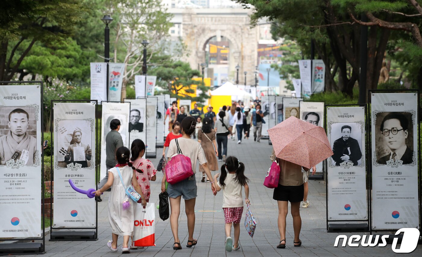 광복절을 하루 앞둔 14일 오후 서울 서대문형무소역사관 주변에 독립운동가들을 소개하는 입간판이 설치돼 있다. 2023.8.14/뉴스1 ⓒ News1 이승배 기자