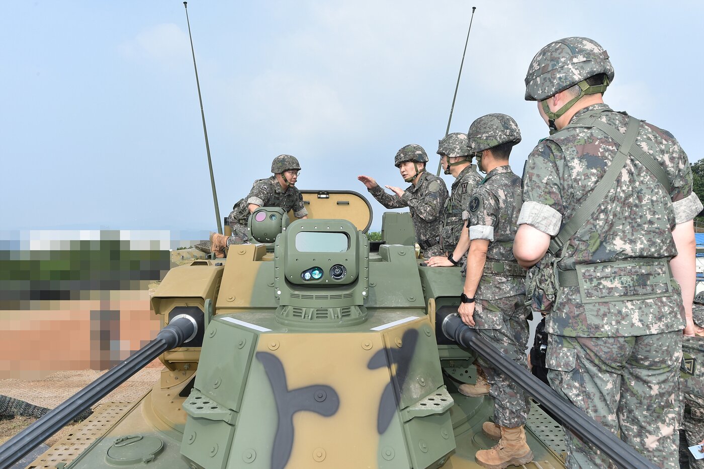 본문 이미지 - 김승겸 합참의장이 14일 최전방 방공진지에서 방공무기의 장비 가동상태와 작전수행절차를 점검하고 있다.(합참 제공)