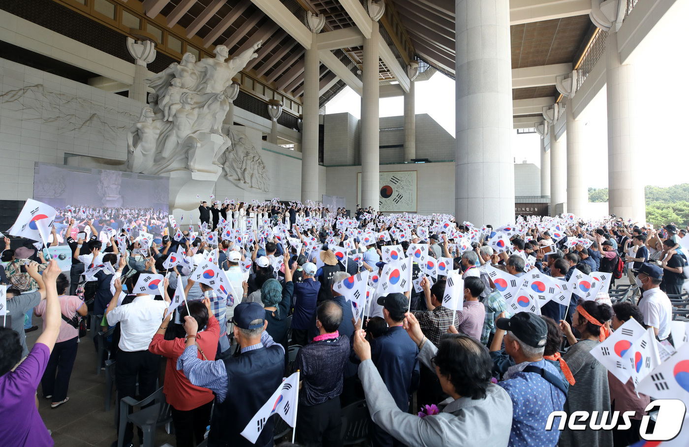 (천안=뉴스1) 구윤성 기자 = 15일 오전 충남 천안 독립기념관에서 열린 제78주년 광복절 경축 기념식에서 참석자들이 '대한독립만세''를 외치며 만세삼창을 하고 있다. 2023. …