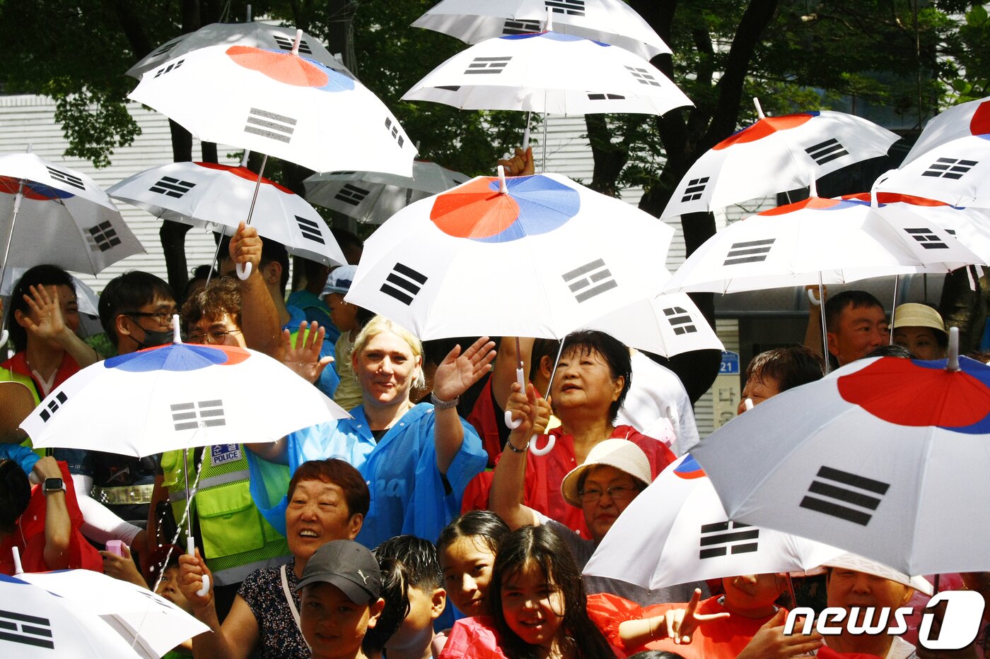 본문 이미지 - 광복절 제78주년을 맞아 15일 오전 광주광역시 광산구 월곡동 고려인마을에서는 고려인동포와 시민, 학생 등 500여명이 참여해 우리 민족의 독립 전쟁사에 빛나는 승리를 거둔 봉오동 전투를 재현하고 대한독립만세를 외쳤다. 2023.8.15/뉴스1 ⓒ News1 김태성 기자