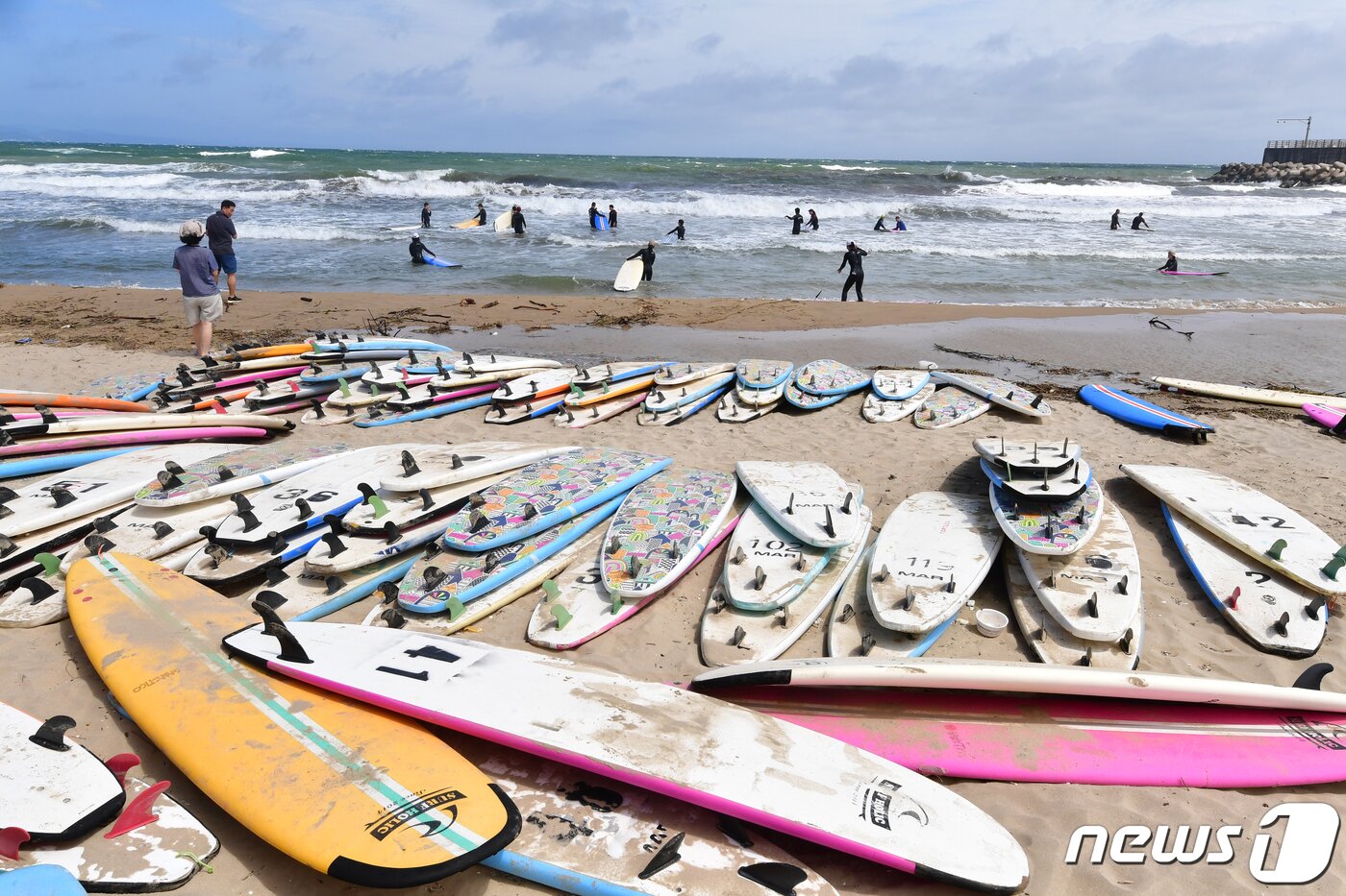 본문 이미지 - 경북 포항시 북구 흥해읍 용한리 해안을 찾은 서퍼들..(뉴스1 자료) ⓒ News1 최창호 기자