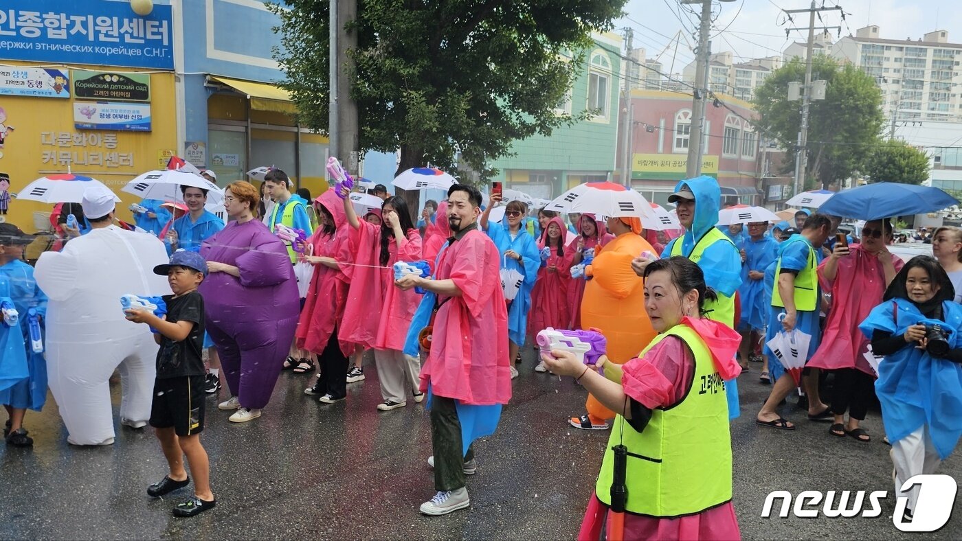 본문 이미지 - 제78주년 광복절인 15일 오전 광주광역시 광산구 월곡동 고려인마을에서 고려인동포들과 시민, 학생 등 500여명이 참여한 가운데 봉오동 전투 재현 행사가 진행되고 있다.2023.8.15/뉴스1 ⓒ News1 서충섭 기자