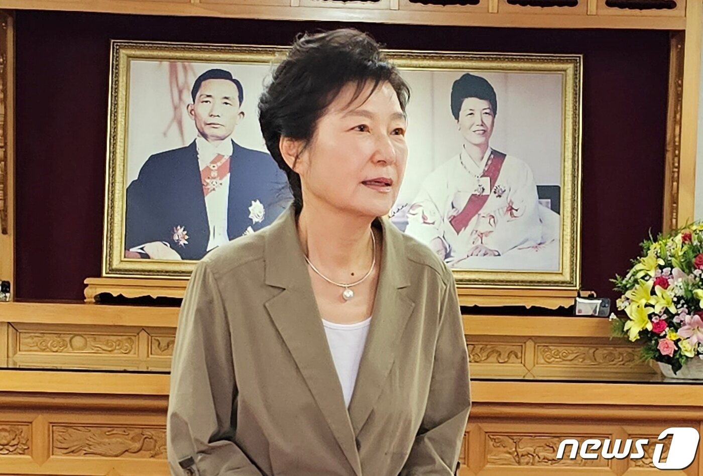 본문 이미지 - 박근혜 전 대통령이 15일 경북 구미시 상모동 박정희 전 대통령 생가를 찾아 추모관에서 참배한 뒤 생각에 잠겨 있다. 2023.08.15/뉴스1 ⓒ News1 정우용 기자