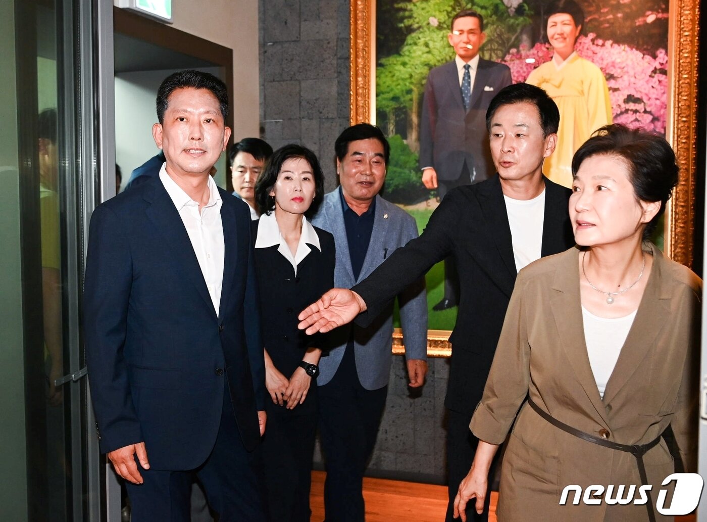 본문 이미지 - 박근혜 전 대통령이 15일 경북 구미시 상모동 박정희 전 대통령 생가를 찾아 추모관에 분향한 뒤 김장호 구미시장의 안내를 받아 박정희대통령역사자료관을 관람하고 있다. 2023.08.15/뉴스1 ⓒ News1 정우용 기자