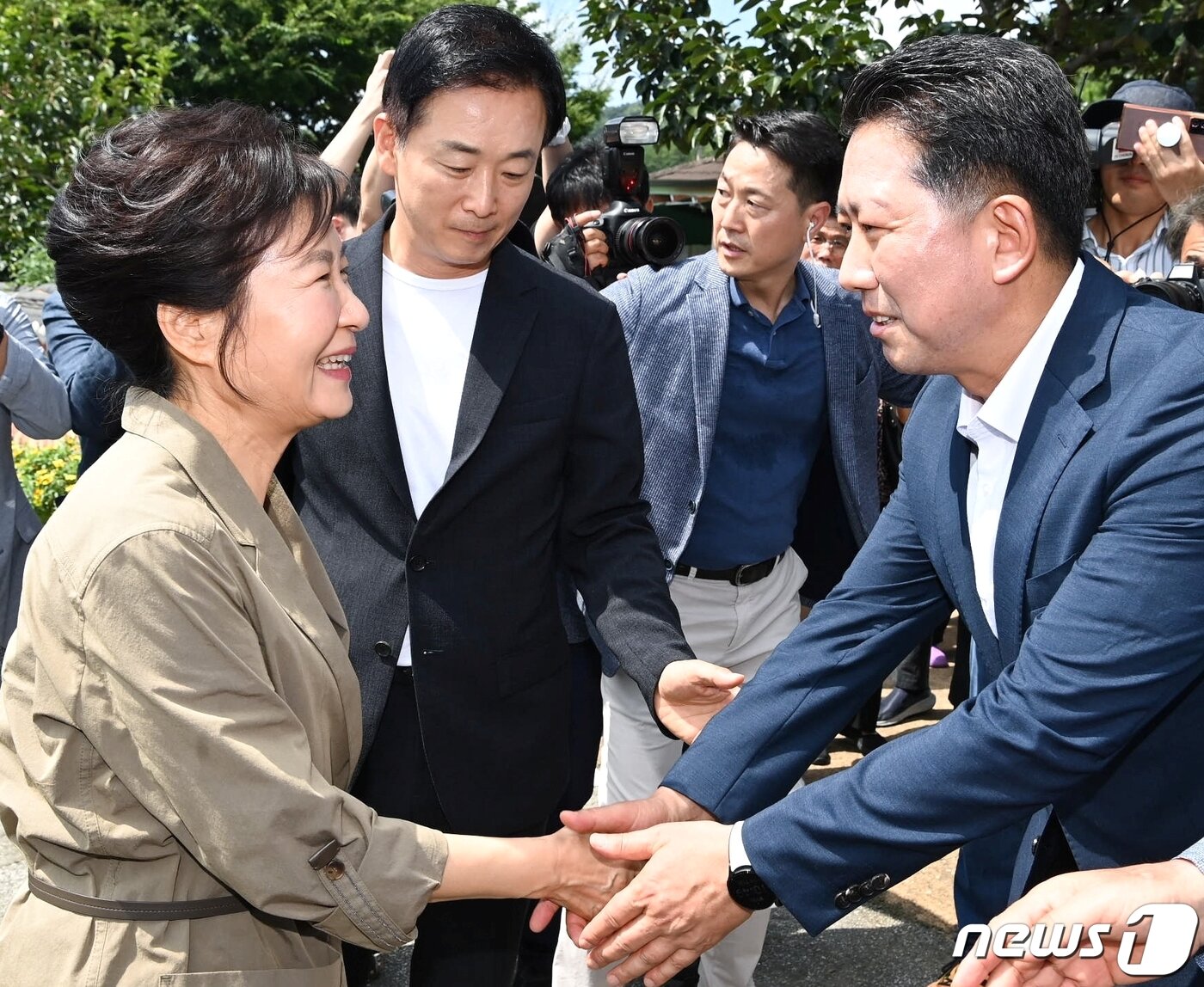 본문 이미지 - 박근혜 전 대통령이 15일 경북 구미시 상모동 박정희 전 대통령 생가를 찾아 김장호 구미시장과 악수를 나누고 있다. 2023.8.15/뉴스1 ⓒ News1 정우용 기자