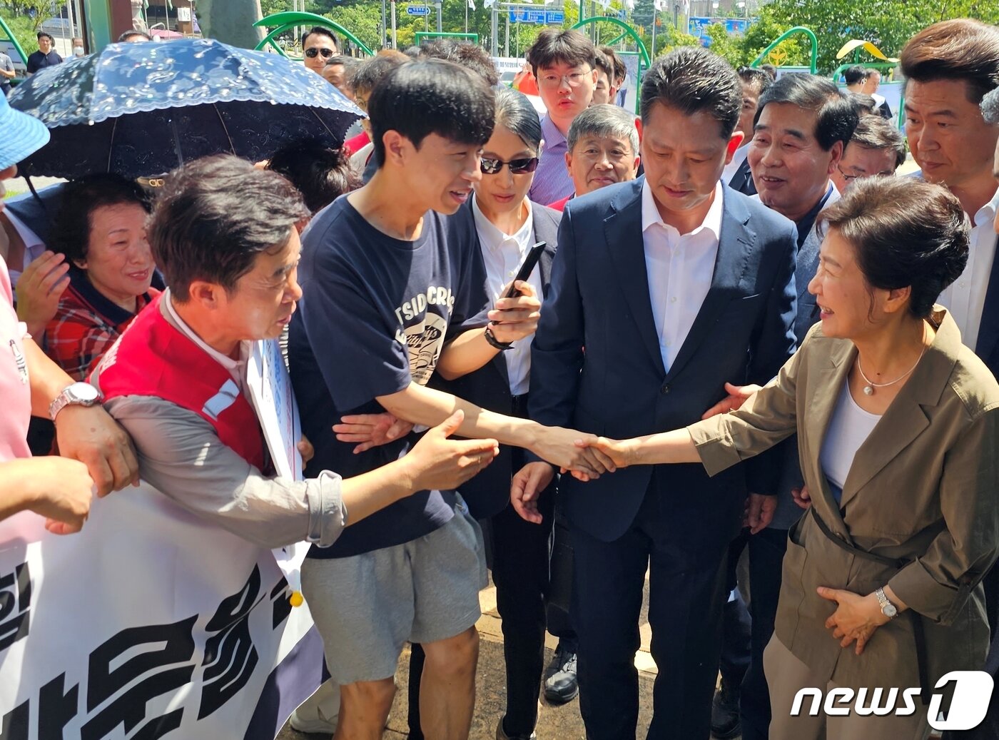 본문 이미지 - 박근혜 전 대통령이 15일 경북 구미시 상모동 박정희 전 대통령 생가를 찾아 시민들과 인사나누고 있다. 2023.8.15/뉴스1 ⓒ News1 정우용 기자