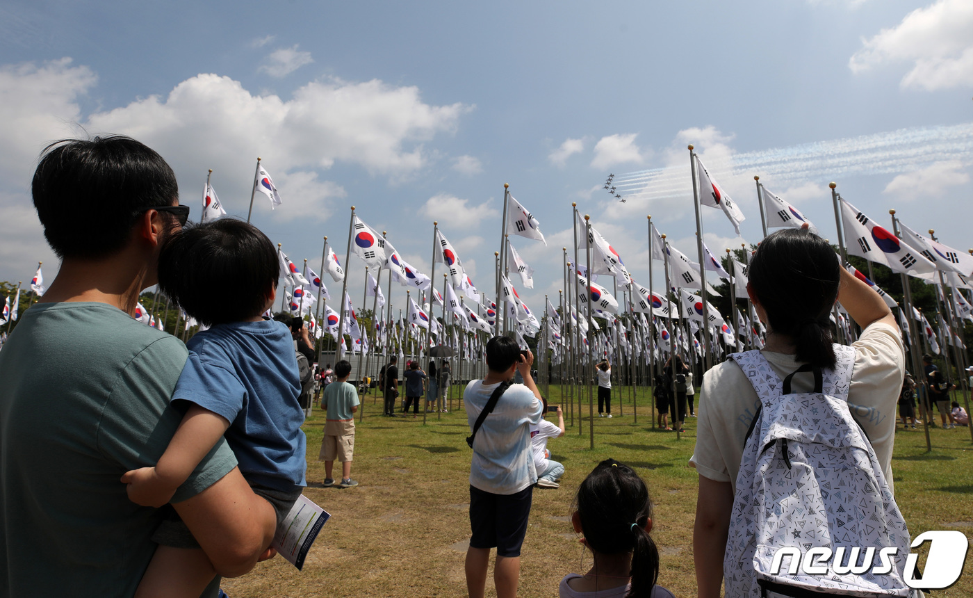 (천안=뉴스1) 구윤성 기자 = 공군 특수비행팀 '블랙이글스'가 15일 오후 충남 천안 독립기념관에서 제78주년 광복절을 맞아 축하 비행을 하고 있다. 2023.8.15/뉴스1