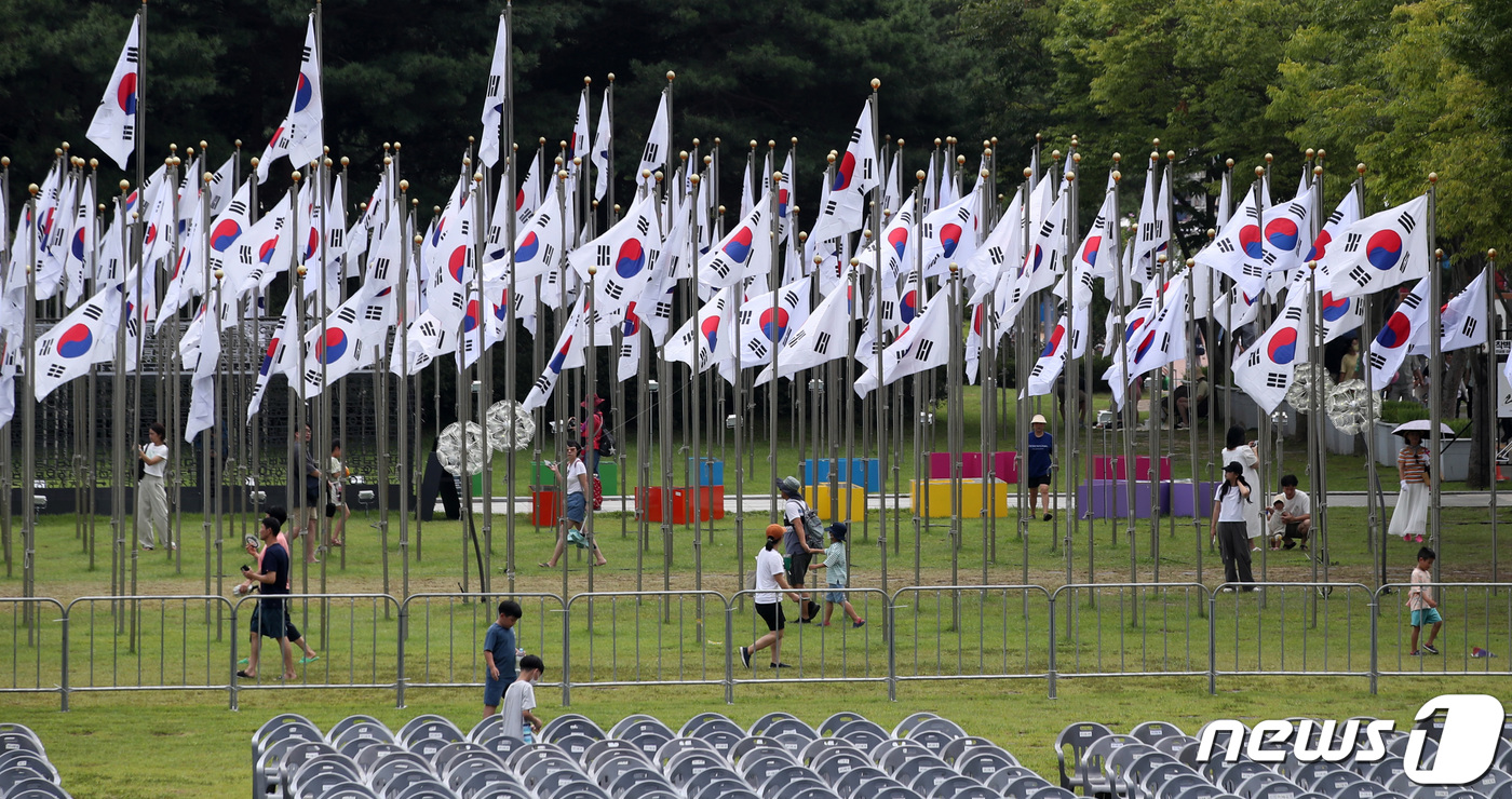 (천안=뉴스1) 구윤성 기자 = 15일 오후 제78주년 광복절을 맞아 충남 천안 독립기념관을 찾은 시민들이 태극기를 둘러보고 있다. 2023.8.15/뉴스1