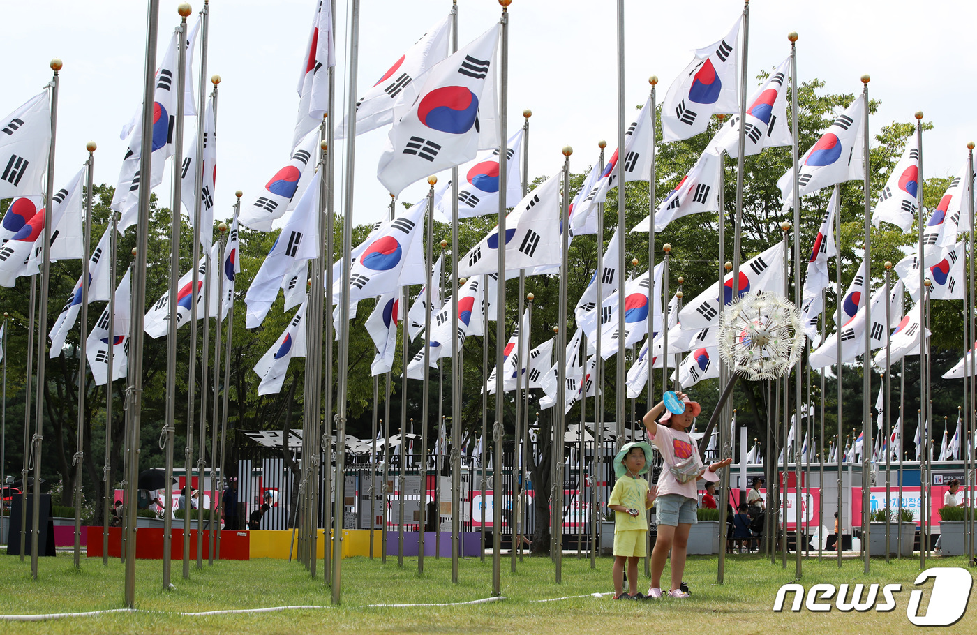 (천안=뉴스1) 구윤성 기자 = 15일 오후 제78주년 광복절을 맞아 충남 천안 독립기념관을 찾은 어린이들이 태극기를 둘러보고 있다. 2023.8.15/뉴스1