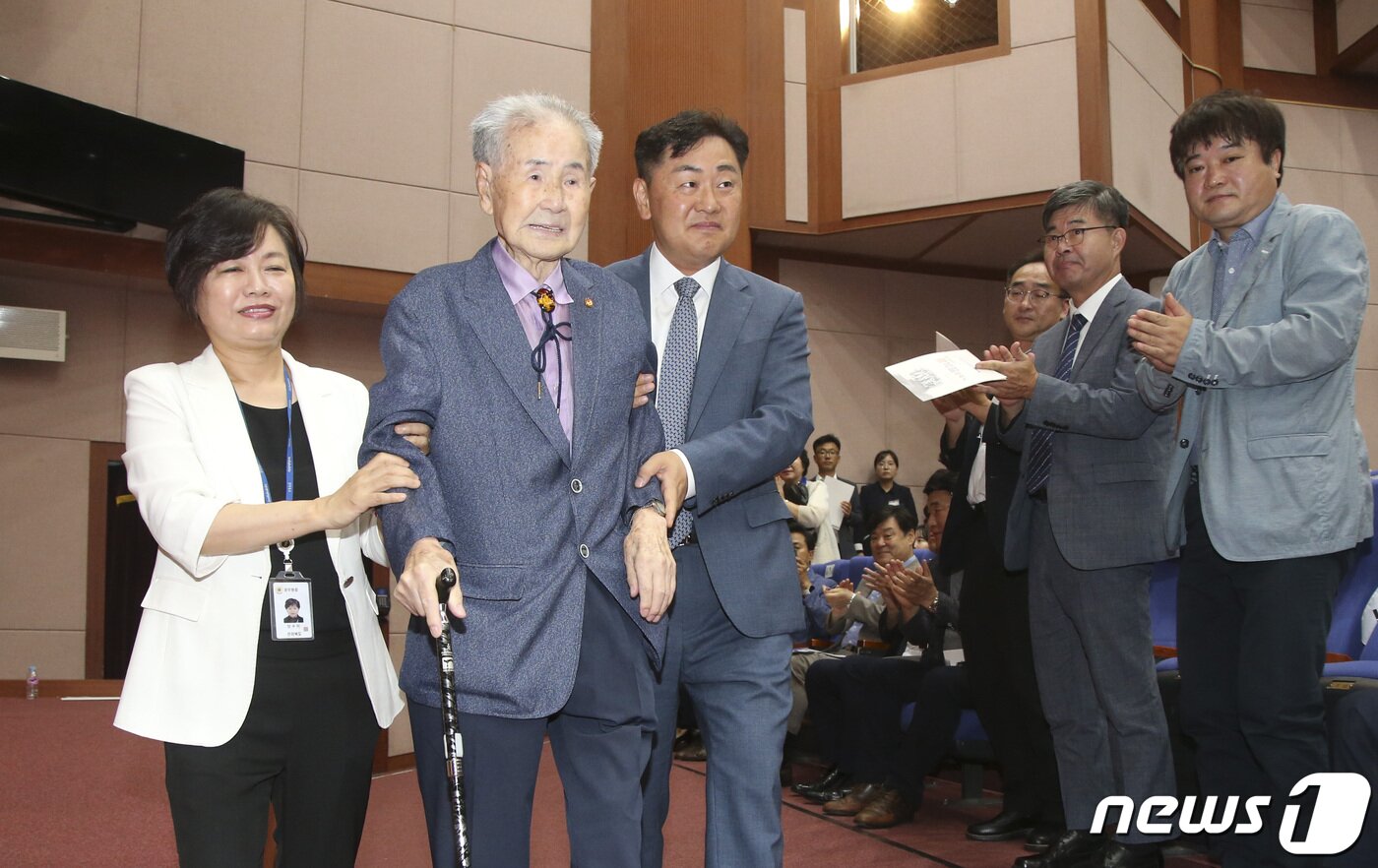 본문 이미지 - 15일 전북도청 공연장에서 '제78주년 8.15 광복절 경축식'이 열린 가운데 김관영 전북지사가 이석규 애국지사를 부축하며 행사장 내로 입장하고 있다.2023.8.15.(전북도 제공)/뉴스1 