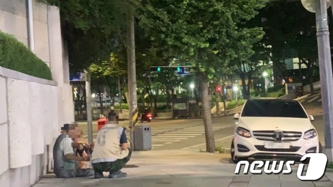 본문 이미지 - 3일 오후 10시 서울 용산구 동자동 인근에서 주민들이 더위를 피해 야외에 모여 있다.2023.8.3/뉴스1 ⓒ News1 장성희 기자